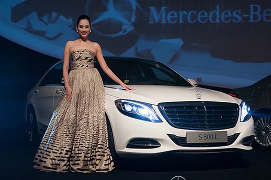 Cái tên đầu tiênn trong danh sách 5 mẫu  xe sang uy tín và sang trọng nhất năm 2016 là Mercedes-Benz S-Class. Chiếc xe hạng sang của hãng xe Đức S-Class hiện có giá bán lên tới 67.995 bảng Anh.